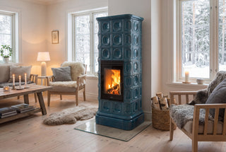 Blå Kakelkamin i vardagsrum med leverande eld