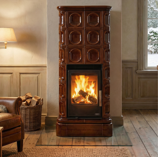 brun kakelkamin med vacker eld