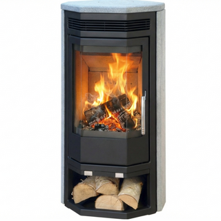 Täljstenskamin Baltik 6 med eld och vedförvaring, ger värme och komfort till hemmet.