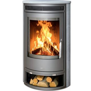 täljstenskamin med vacker eld och stort glas